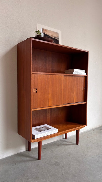 
                  
                    Vintage boekenkast schuifdeuren teak - LOUI.STORE
                  
                