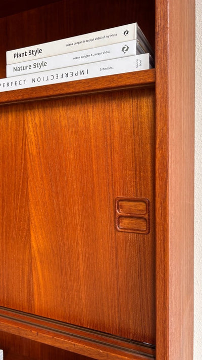 
                  
                    Vintage boekenkast schuifdeuren teak - LOUI.STORE
                  
                