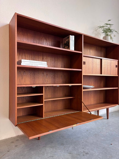 
                  
                    Vintage boekenkast schuifdeur+klep teak - LOUI.STORE
                  
                