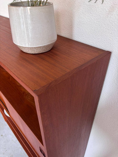 
                  
                    Vintage boekenkast schuifdeur+klep teak - LOUI.STORE
                  
                