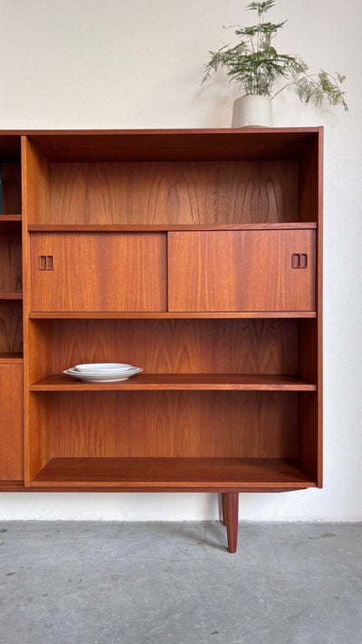 
                  
                    Vintage boekenkast schuifdeur+klep teak - LOUI.STORE
                  
                