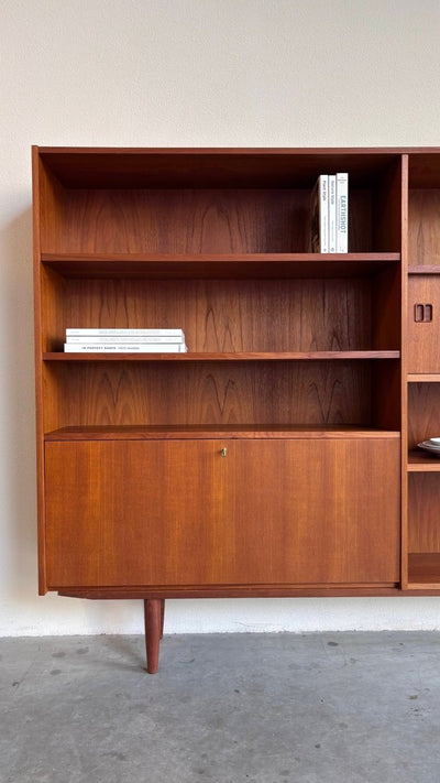 
                  
                    Vintage boekenkast schuifdeur+klep teak - LOUI.STORE
                  
                