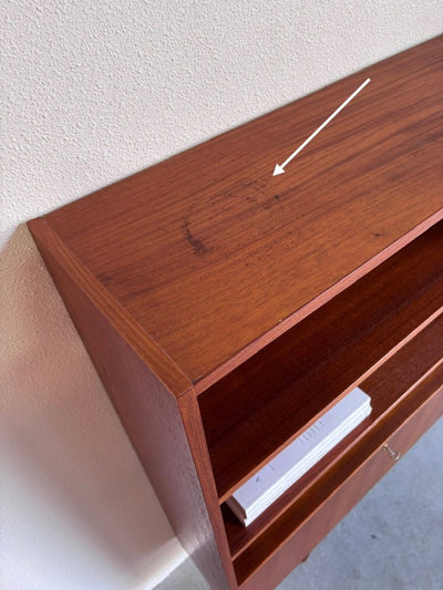 
                  
                    Vintage boekenkast schuifdeur+klep teak - LOUI.STORE
                  
                