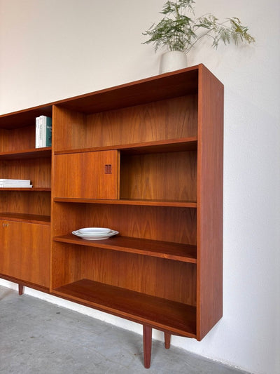 
                  
                    Vintage boekenkast schuifdeur+klep teak - LOUI.STORE
                  
                