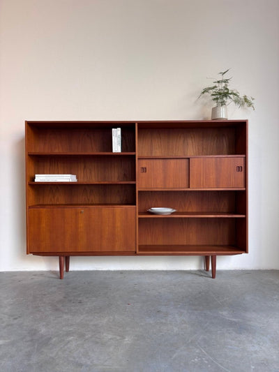 
                  
                    Vintage boekenkast schuifdeur+klep teak - LOUI.STORE
                  
                