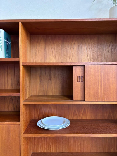 
                  
                    Vintage boekenkast schuifdeur+klep teak - LOUI.STORE
                  
                