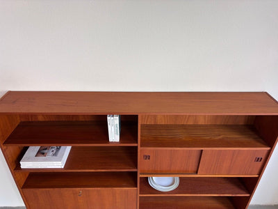 
                  
                    Vintage boekenkast schuifdeur+klep teak - LOUI.STORE
                  
                