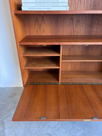 
                  
                    Vintage boekenkast schuifdeur+klep teak - LOUI.STORE
                  
                