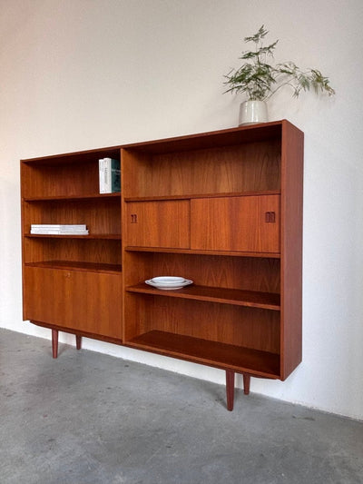 
                  
                    Vintage boekenkast schuifdeur+klep teak - LOUI.STORE
                  
                
