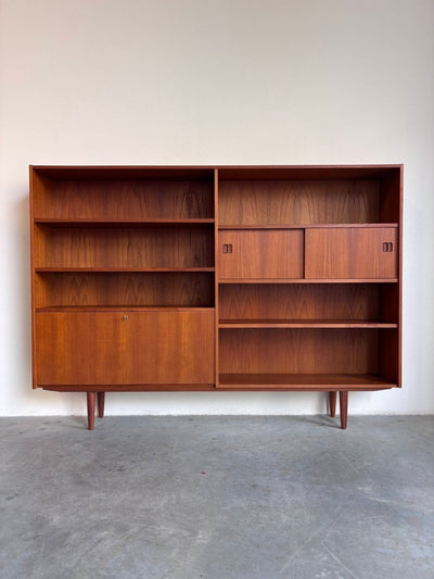 
                  
                    Vintage boekenkast schuifdeur+klep teak - LOUI.STORE
                  
                