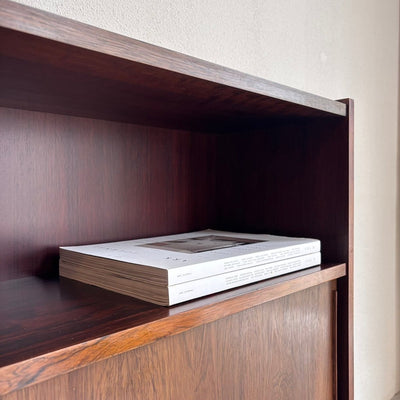 
                  
                    Vintage boekenkast schuifdeurtjes palissander - LOUI
                  
                