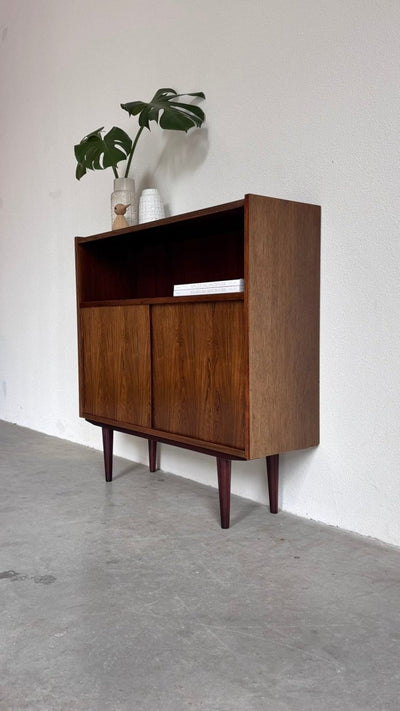 
                  
                    Vintage boekenkast schuifdeurtjes palissander - LOUI
                  
                