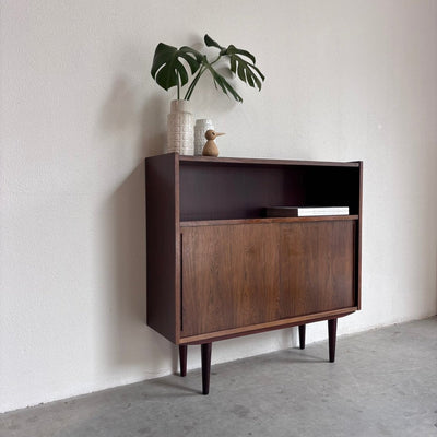 
                  
                    Vintage boekenkast schuifdeurtjes palissander - LOUI
                  
                
