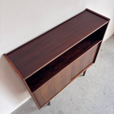
                  
                    Vintage boekenkast schuifdeurtjes palissander - LOUI
                  
                