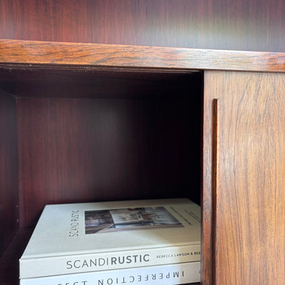 
                  
                    Vintage boekenkast schuifdeurtjes palissander - LOUI
                  
                