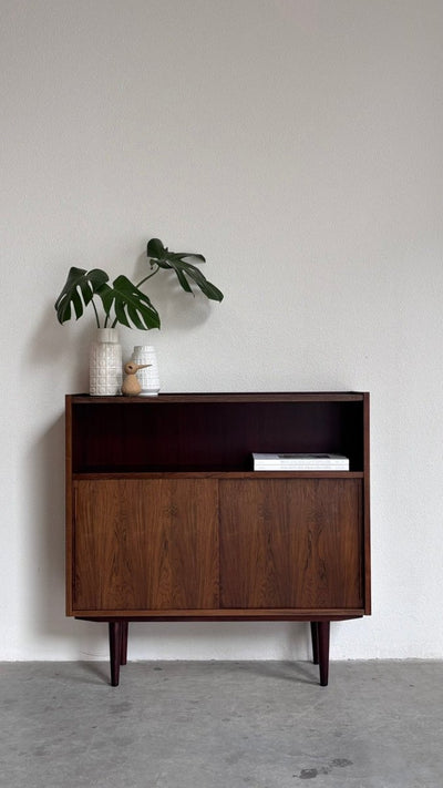 
                  
                    Vintage boekenkast schuifdeurtjes palissander - LOUI
                  
                