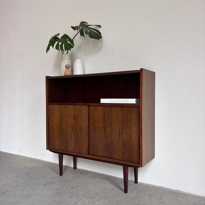 
                  
                    Vintage boekenkast schuifdeurtjes palissander - LOUI
                  
                