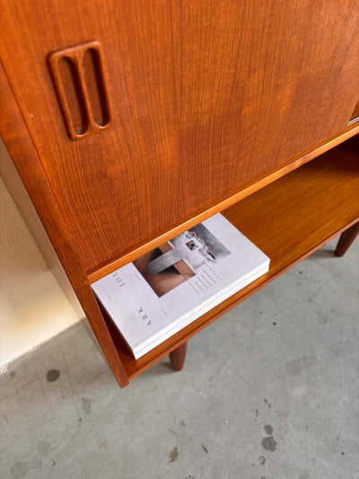 
                  
                    vintage boekenkast schuifdeurtjes teak - LOUI.STORE
                  
                