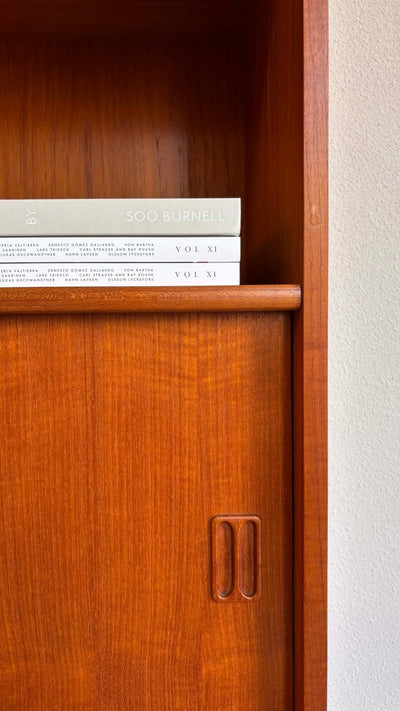 
                  
                    vintage boekenkast schuifdeurtjes teak - LOUI.STORE
                  
                