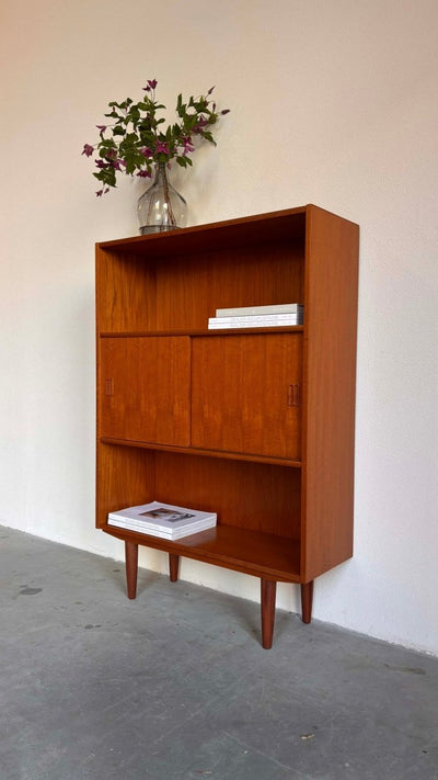 
                  
                    vintage boekenkast schuifdeurtjes teak - LOUI.STORE
                  
                