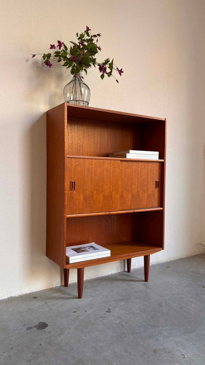 
                  
                    vintage boekenkast schuifdeurtjes teak - LOUI.STORE
                  
                