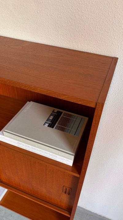 
                  
                    vintage boekenkast schuifdeurtjes teak - LOUI.STORE
                  
                