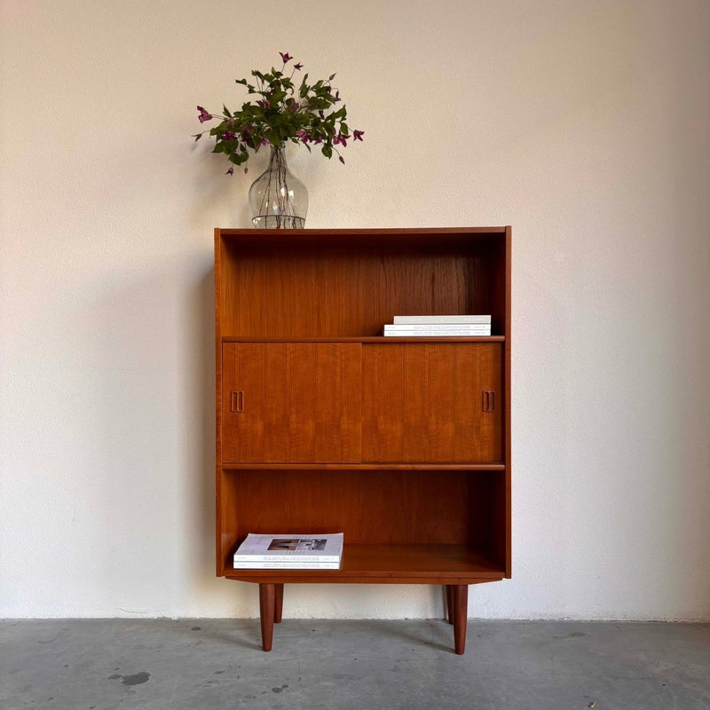 vintage boekenkast schuifdeurtjes teak - LOUI.STORE