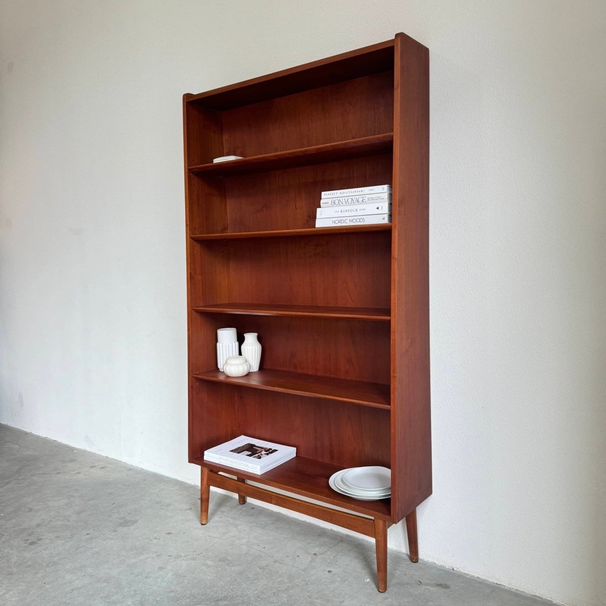 
                  
                    Vintage boekenkast taps teak - LOUI.STORE
                  
                