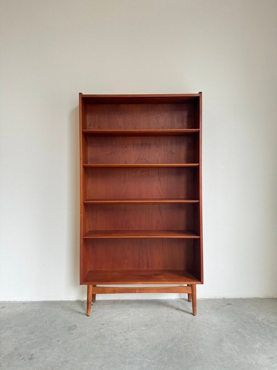 
                  
                    Vintage boekenkast taps teak - LOUI.STORE
                  
                