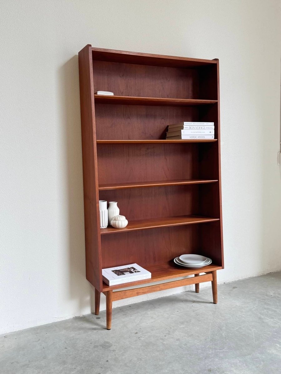 
                  
                    Vintage boekenkast taps teak - LOUI.STORE
                  
                