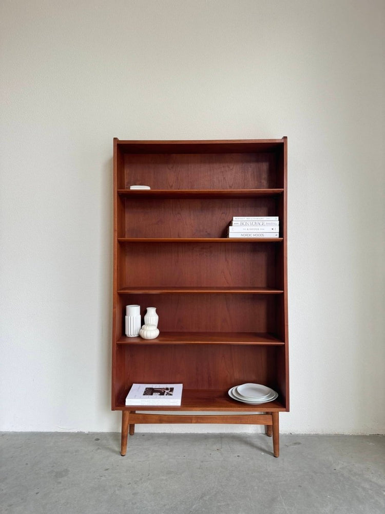 
                  
                    Vintage boekenkast taps teak - LOUI.STORE
                  
                