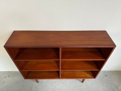 
                  
                    Vintage boekenkast teak (S) - LOUI.STORE
                  
                