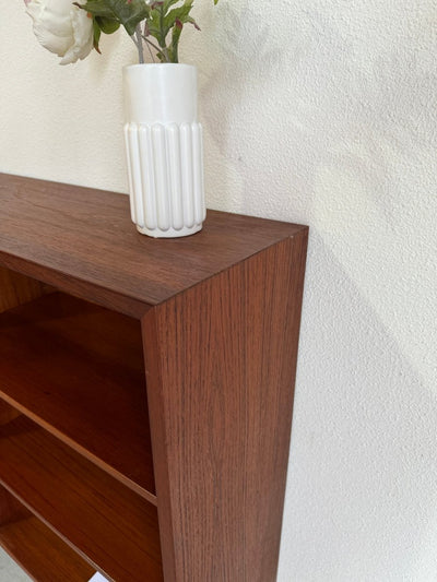 
                  
                    Vintage boekenkast teak (S) - LOUI.STORE
                  
                