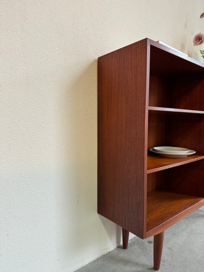 
                  
                    Vintage boekenkast teak (S) - LOUI.STORE
                  
                