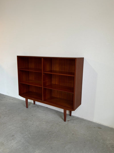 
                  
                    Vintage boekenkast teak (S) - LOUI.STORE
                  
                