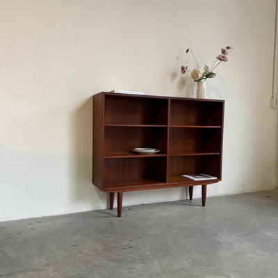 
                  
                    Vintage boekenkast teak (S) - LOUI.STORE
                  
                