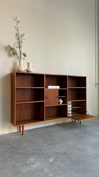 
                  
                    Vintage boekenkast XL teak met klep - LOUI.STORE
                  
                