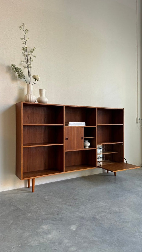 
                  
                    Vintage boekenkast XL teak met klep - LOUI.STORE
                  
                