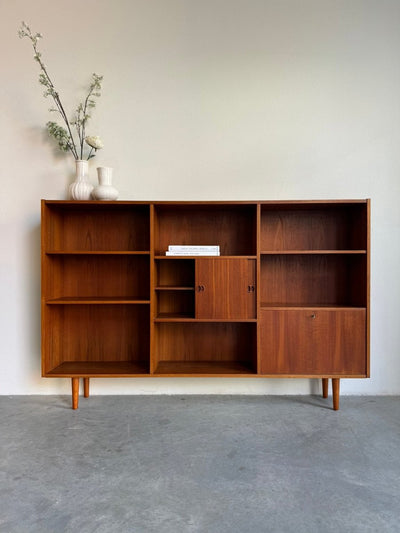 
                  
                    Vintage boekenkast XL teak met klep - LOUI.STORE
                  
                
