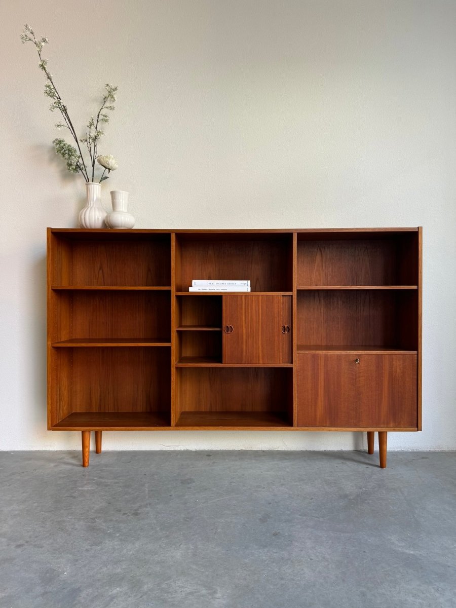
                  
                    Vintage boekenkast XL teak met klep - LOUI.STORE
                  
                