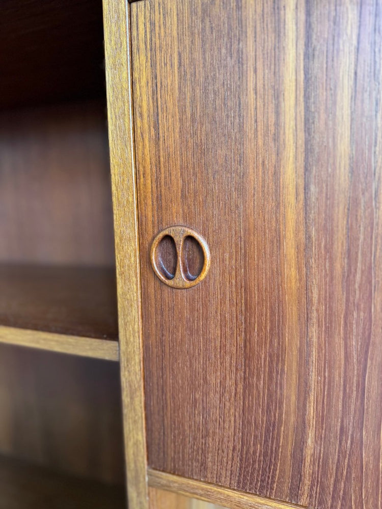 
                  
                    Vintage boekenkast XL teak met klep - LOUI.STORE
                  
                