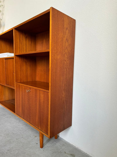 
                  
                    Vintage boekenkast XL teak met klep - LOUI.STORE
                  
                