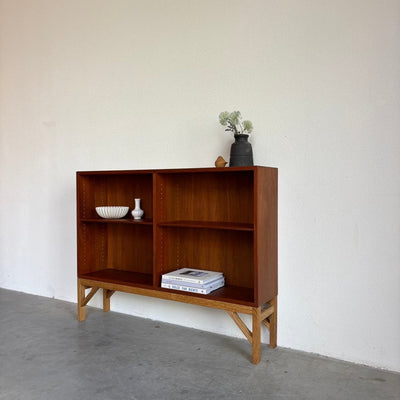 
                  
                    Vintage Børge Mogensen boekenkast , China serie model 152 teak en eiken - LOUI.STORE
                  
                