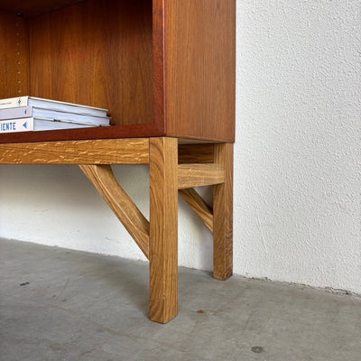 
                  
                    Vintage Børge Mogensen boekenkast , China serie model 152 teak en eiken - LOUI.STORE
                  
                