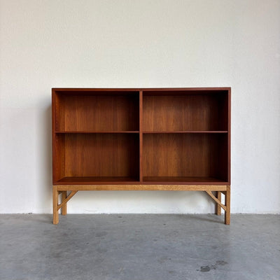 
                  
                    Vintage Børge Mogensen boekenkast , China serie model 152 teak en eiken - LOUI.STORE
                  
                