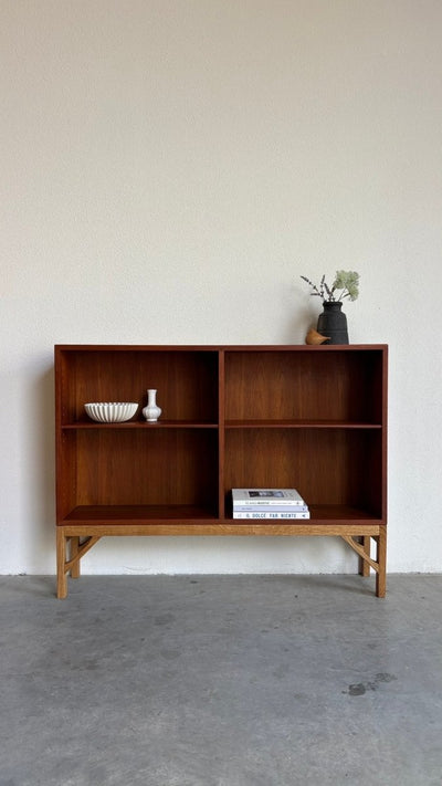 
                  
                    Vintage Børge Mogensen boekenkast , China serie model 152 teak en eiken - LOUI.STORE
                  
                