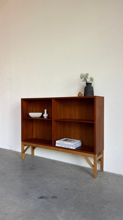
                  
                    Vintage Børge Mogensen boekenkast , China serie model 152 teak en eiken - LOUI.STORE
                  
                