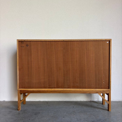 
                  
                    Vintage Børge Mogensen boekenkast , China serie model 152 teak en eiken - LOUI.STORE
                  
                