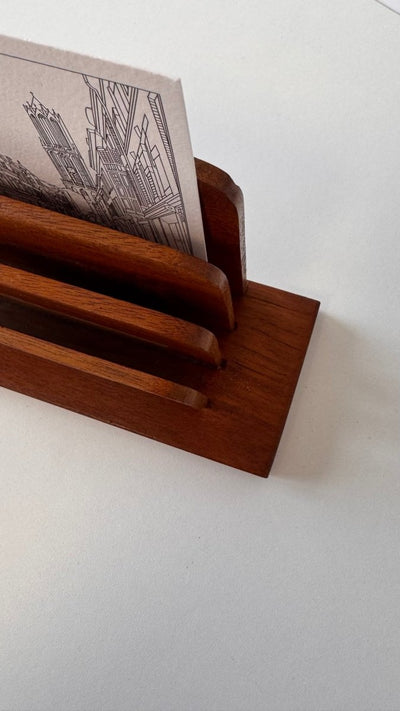
                  
                    Vintage brievenstandaard teak - LOUI.STORE
                  
                