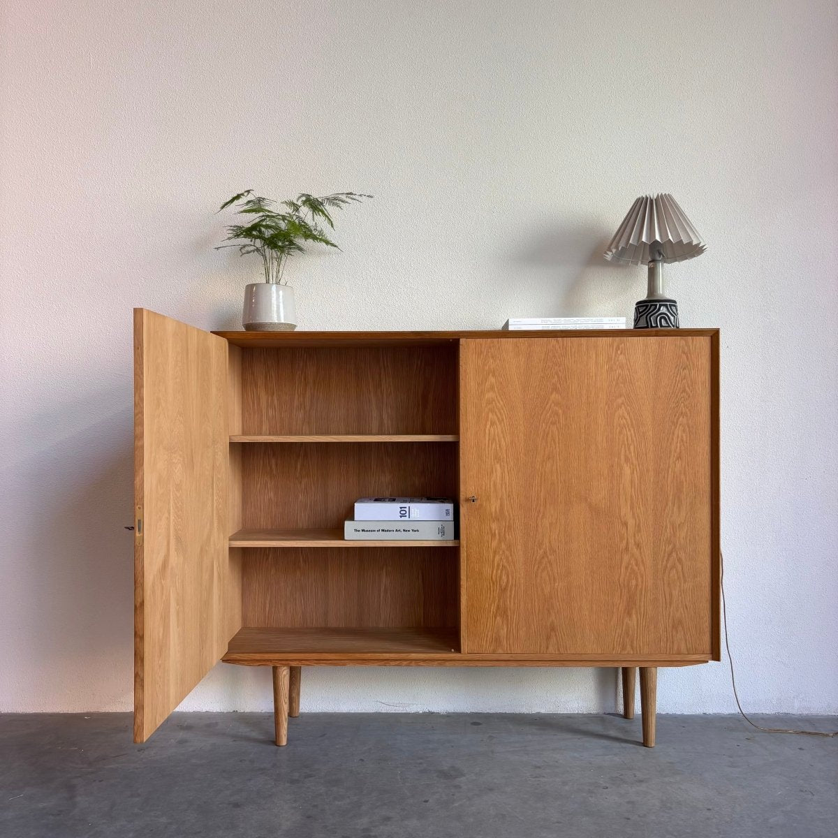 
                  
                    Vintage Brouer wandkast eiken - LOUI.STORE
                  
                